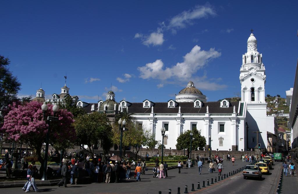 Hotel Huasi Continental Quito Exterior foto